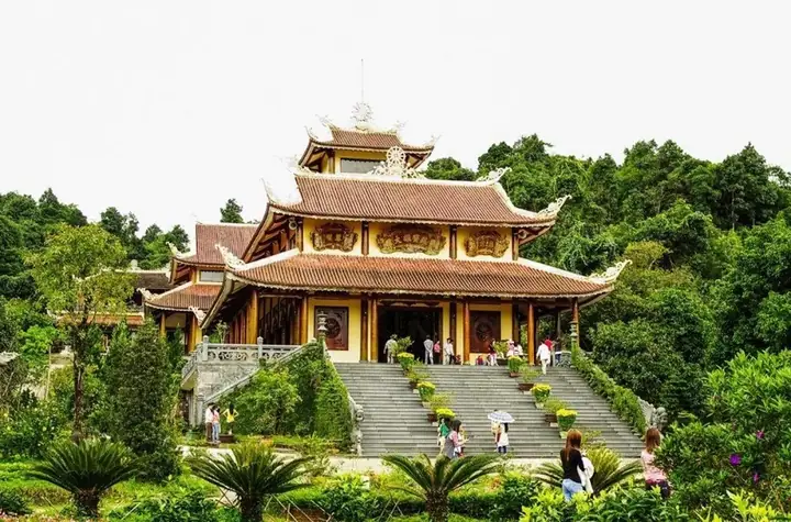 Cẩm Nang Tham Quan Thiền Viện Trúc Lâm Đà Lạt Cho Du Khách Muốn Tìm Không Gian Tâm Linh Thanh Tịnh Bên Hồ Tuyền Lâm