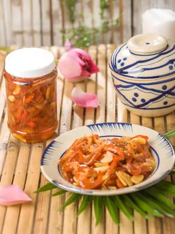 Hướng Dẫn Thưởng Thức Tôm Chua Huế: Cách Ăn Và Món Kèm Ngon Miệng