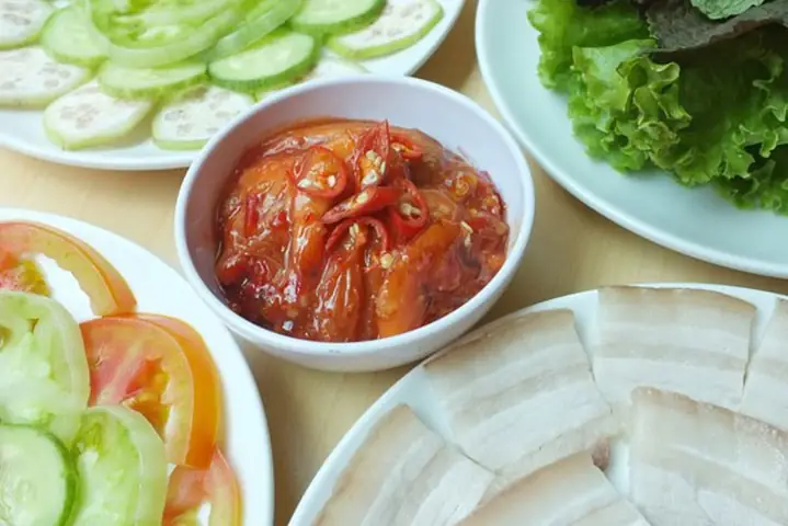 Hướng Dẫn Thưởng Thức Tôm Chua Huế: Cách Ăn Và Món Kèm Ngon Miệng