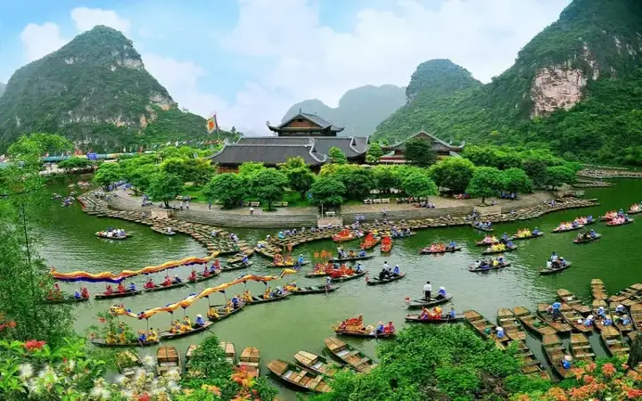Lịch Trình Chi Tiết Tour Bái Đính – Tràng An 1 Ngày: Thời Gian, Điểm Tham Quan, Giá Và Mẹo Chuẩn Bị