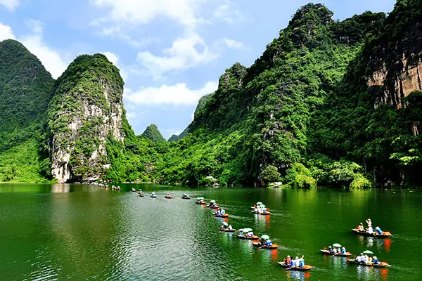 Lịch Trình Chi Tiết Tour Bái Đính – Tràng An 1 Ngày: Thời Gian, Điểm Tham Quan, Giá Và Mẹo Chuẩn Bị