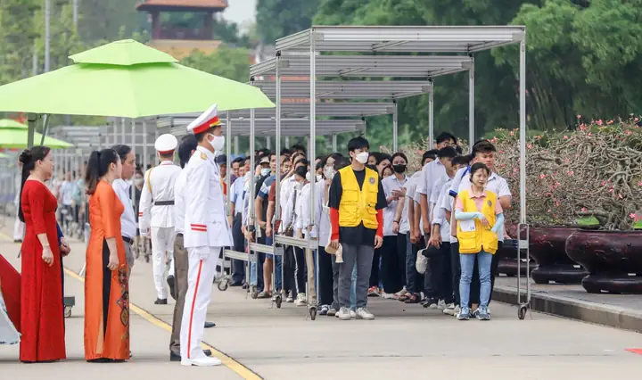 Trang Phục Thích Hợp Khi Thăm Quê Bác: Hướng Dẫn Chi Tiết Cho Du Khách