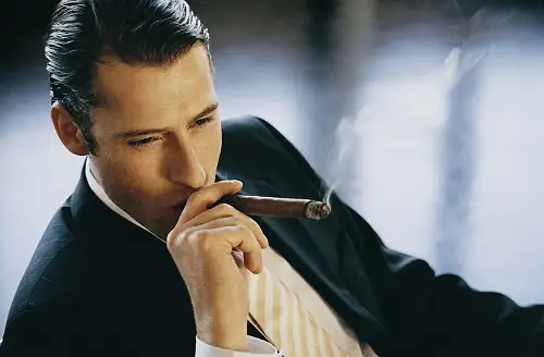 Nhận Diện Đàn Ông Háo Sắc Qua Các Nét Tướng Mặt Điềm Báo Đào Hoa Đa Tình