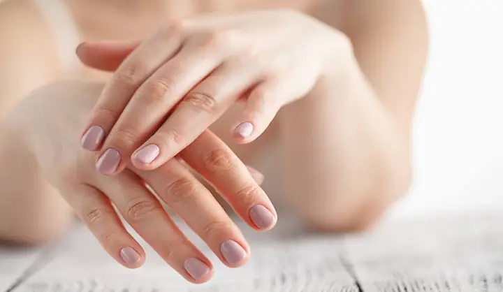 Tướng Tay Trắng Hơn Mặt: Ý Nghĩa Tốt Xấu Theo Nhân Tướng Học & Nguyên Nhân Khoa Học