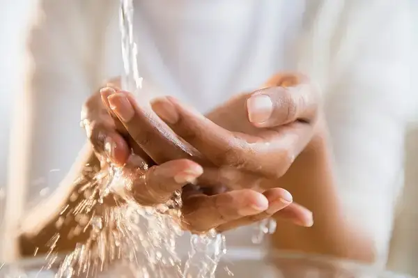 Tướng Tay Trắng Hơn Mặt: Ý Nghĩa Tốt Xấu Theo Nhân Tướng Học & Nguyên Nhân Khoa Học