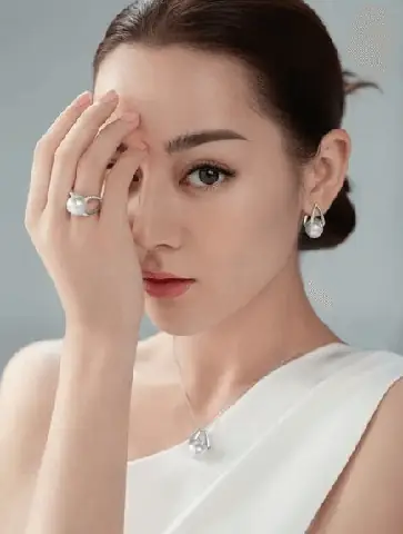 Tướng Tay Trắng Hơn Mặt: Ý Nghĩa Tốt Xấu Theo Nhân Tướng Học & Nguyên Nhân Khoa Học