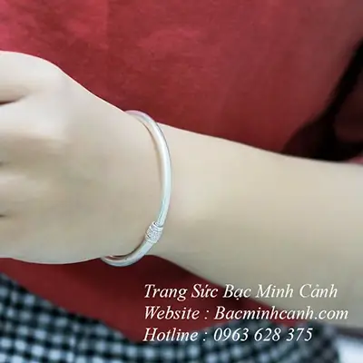 Vòng Tay Bạc Nữ Trơn: Hướng Dẫn Chọn Mua, Kiểu Dáng Và Giá Phù Hợp