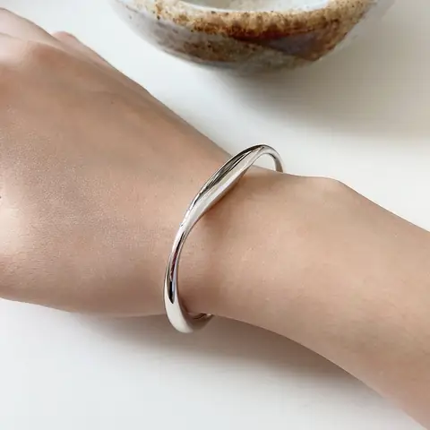 Vòng Tay Bạc Nữ Trơn: Hướng Dẫn Chọn Mua, Kiểu Dáng Và Giá Phù Hợp