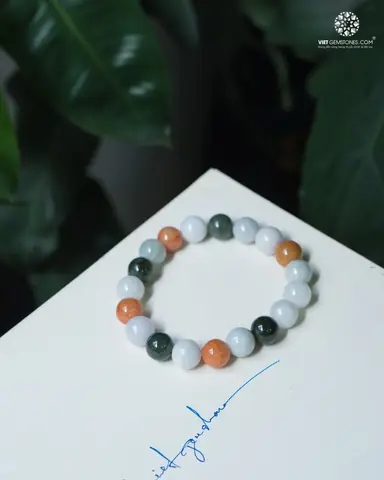 Tìm Hiểu Vòng Tay Cẩm Thạch Tứ Quý: Ý Nghĩa Phong Thủy, Kiểu Dáng Và Nơi Mua Uy Tín