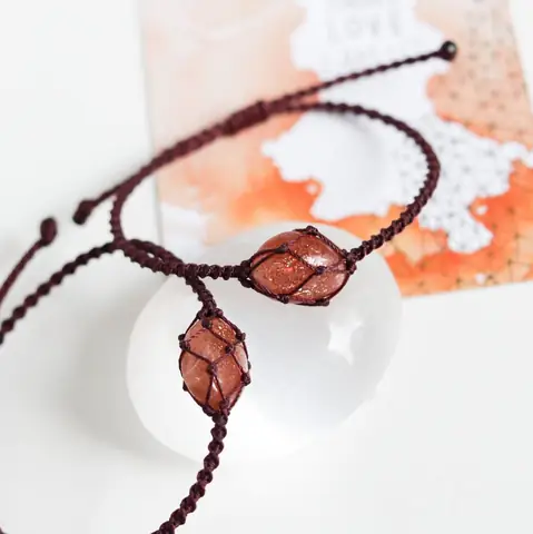 Tìm Hiểu Ý Nghĩa Phong Thủy Và Cách Chọn Vòng Tay Đá Mặt Trời (sunstone) Chuẩn Tự Nhiên