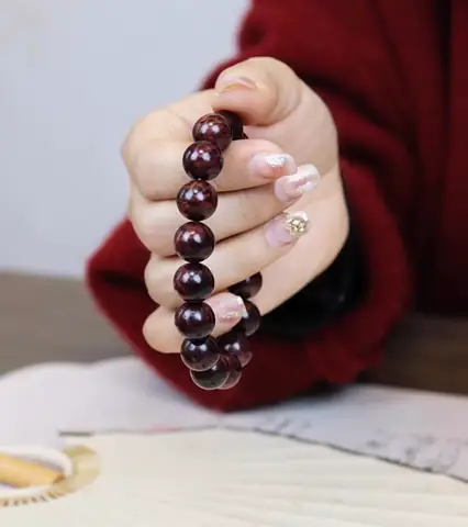 Vòng Tay Gỗ Sưa Tím: Định Nghĩa, Loại Cây, Công Dụng Và Cách Chọn Mua Phù Hợp Vòng Tay Gỗ Sưa Tím: Định Nghĩa, Loại Cây, Công Dụng Và Cách Chọn Mua Phù Hợp