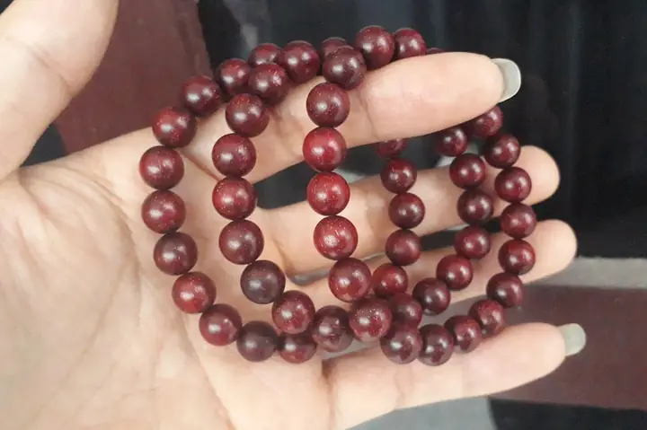 Vòng Tay Gỗ Tử Đàn: Định Nghĩa, Công Dụng Phong Thủy Và Cách Chọn Mua Đúng Vòng Tay Gỗ Tử Đàn: Định Nghĩa, Công Dụng Phong Thủy Và Cách Chọn Mua Đúng