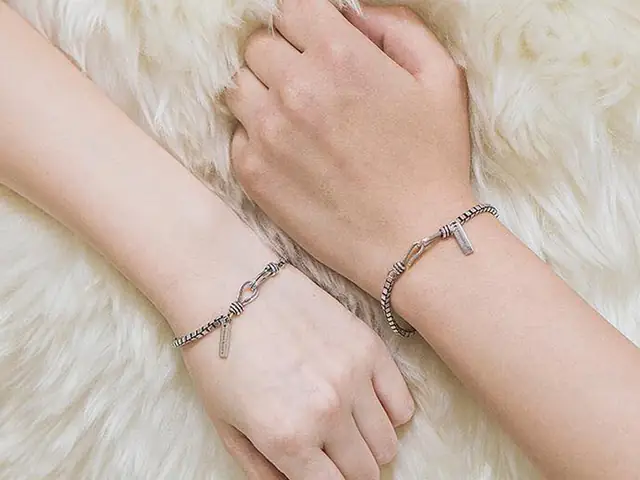 Khám Phá Vòng Tay Kim Loại Nữ: Các Mẫu Đẹp, Chất Liệu Và Nơi Mua Uy Tín Khám Phá Vòng Tay Kim Loại Nữ: Các Mẫu Đẹp, Chất Liệu Và Nơi Mua Uy Tín