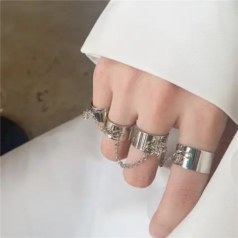 Hướng Dẫn Chọn Mua Vòng Tay Nối Nhẫn Nam: Kiểu Dáng, Chất Liệu & Cách Đeo Thời Thượng Hướng Dẫn Chọn Mua Vòng Tay Nối Nhẫn Nam: Kiểu Dáng, Chất Liệu & Cách Đeo Thời Thượng