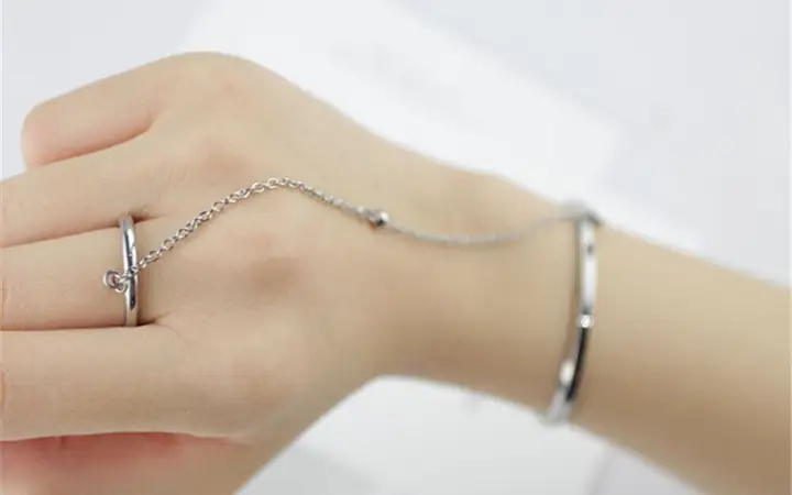 Hướng Dẫn Chọn Mua Vòng Tay Nối Nhẫn Nam: Kiểu Dáng, Chất Liệu & Cách Đeo Thời Thượng Hướng Dẫn Chọn Mua Vòng Tay Nối Nhẫn Nam: Kiểu Dáng, Chất Liệu & Cách Đeo Thời Thượng