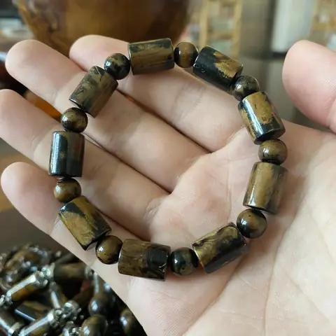 Tìm Hiểu Vòng Tay San Hô Vua – Vua Của Các Loại San Hô: Ý Nghĩa Phong Thủy Và Cách Chọn Mua Tìm Hiểu Vòng Tay San Hô Vua – Vua Của Các Loại San Hô: Ý Nghĩa Phong Thủy Và Cách Chọn Mua