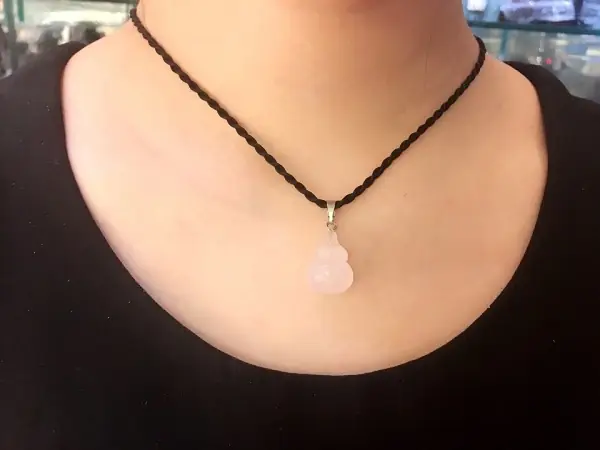 Tìm Hiểu Ý Nghĩa Mặt Dây Chuyền Hồ Lô Trong Phong Thủy Và Cách Dùng Cho Người Mới Tìm Hiểu Ý Nghĩa Mặt Dây Chuyền Hồ Lô Trong Phong Thủy Và Cách Dùng Cho Người Mới