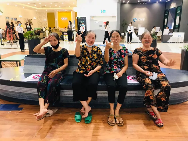 100+ Ảnh Chế Bà Già Và Cô Gái Hài Hước, Meme So Sánh Cực Hay
