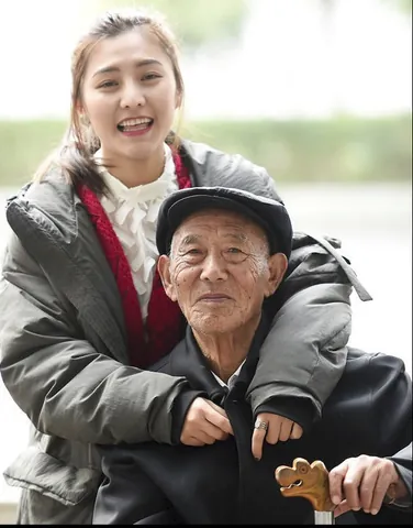 100+ Ảnh Chế Bà Già Và Cô Gái Hài Hước, Meme So Sánh Cực Hay