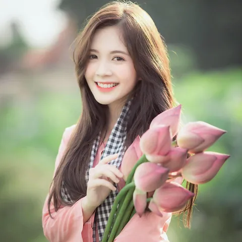 100+ Ảnh Cô Gái Cầm Hoa Đẹp Tuyệt Trần, Hình Nền 4k Cực Chill