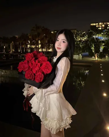 100+ Ảnh Cô Gái Cầm Hoa Đẹp Tuyệt Trần, Hình Nền 4k Cực Chill
