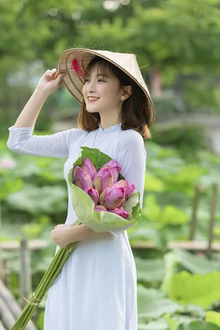 100+ Ảnh Cô Gái Cầm Hoa Đẹp Tuyệt Trần, Hình Nền 4k Cực Chill