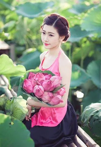 100+ Ảnh Cô Gái Hái Sen Đẹp Nhất, Hình Nền Chụp Sen Tây Hồ Cực Chill