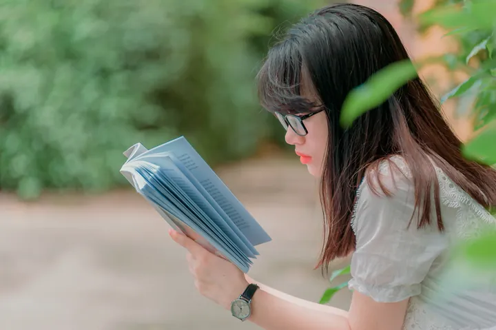100+ Ảnh Cô Gái Ngồi Tựa Đầu Vào Sách Đẹp Nhất, 100+ Hình Ảnh Cô Gái Thư Thái Đọc Sách Sang Trọng, 100+ Bức Ảnh Cô Gái Tựa Sách Tinh Tế
