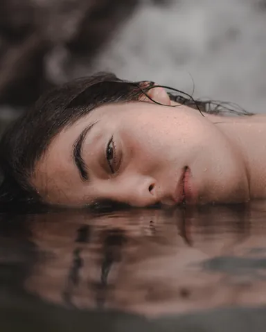 100+ Ảnh Cô Gái Nửa Trên Mặt Nước Chill Chất, Wallpaper 4k Cực Đẹp