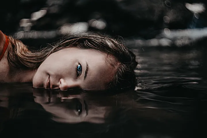 100+ Ảnh Cô Gái Nửa Trên Mặt Nước Chill Chất, Wallpaper 4k Cực Đẹp