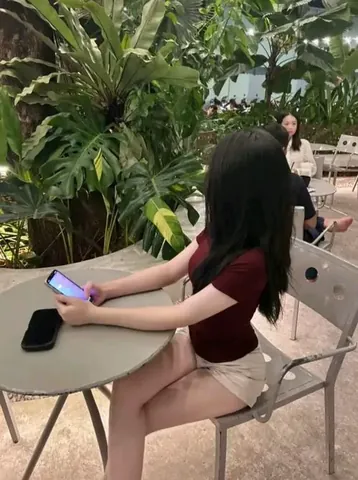 100+ Ảnh Cô Gái Tóc Dài Quay Lưng Ra Ngoài Chill, Hình Nền Đẹp Nhất