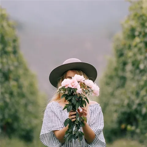 100+ Ảnh Cô Gái Từ Phía Sau Aesthetic 4k, Hình Nền Chill Cực Đẹp