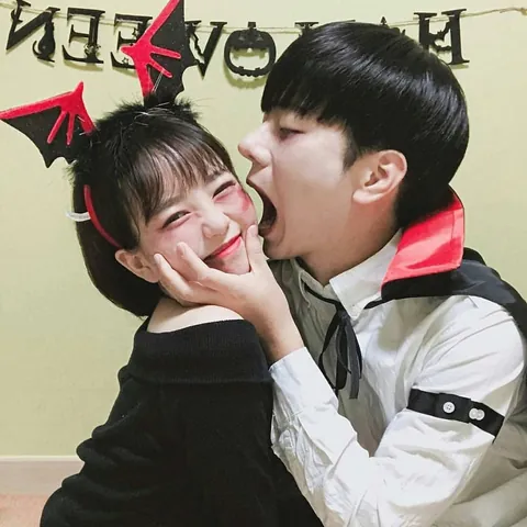 100+ Ảnh Con Trai Để Cằm Lên Đầu Con Ngây Ngọt, Cực Chill