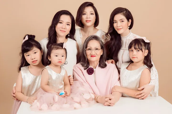 100+ Ảnh Gia Đình Nghệ Sĩ 3 Cô Con Gái Xinh Đẹp, 100+ Hình 3 Tiểu Thư Đẹp