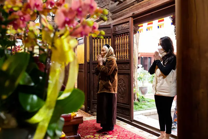 Tổng Hợp Văn Khấn Đi Chùa Đầu Năm Đầy Đủ, Đúng Chuẩn: Thứ Tự Hành Lễ & Cách Sắm Lễ Chi Tiết