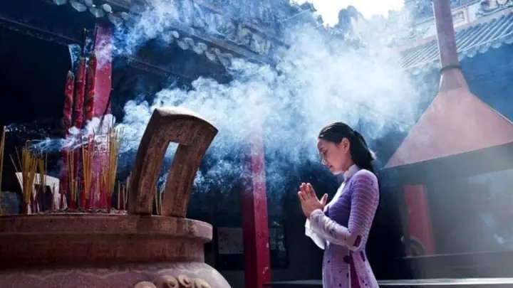 Tổng Hợp Văn Khấn Đi Chùa Đầu Năm Đầy Đủ, Đúng Chuẩn: Thứ Tự Hành Lễ & Cách Sắm Lễ Chi Tiết