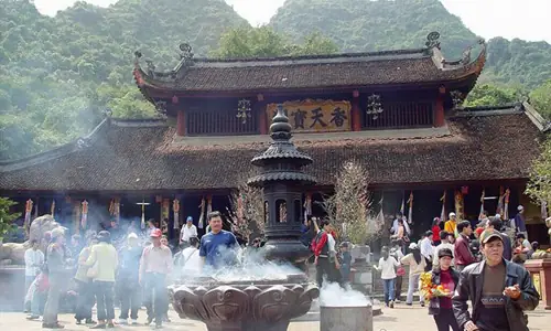 Tổng Hợp Văn Khấn Đi Chùa Đầu Năm Đầy Đủ, Đúng Chuẩn: Thứ Tự Hành Lễ & Cách Sắm Lễ Chi Tiết