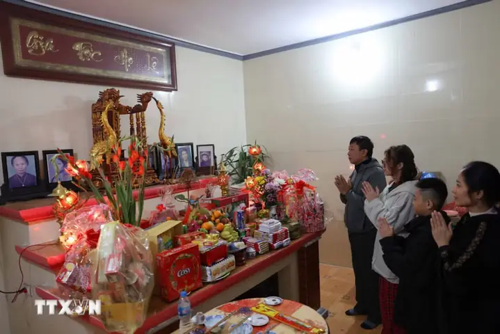 Bài Cúng Đón Giao Thừa Năm 2000 (bính Ngọ): Văn Khấn Trong Nhà & Ngoài Trời Chuẩn Chỉnh Bài Cúng Đón Giao Thừa Năm 2000 (bính Ngọ): Văn Khấn Trong Nhà & Ngoài Trời Chuẩn Chỉnh