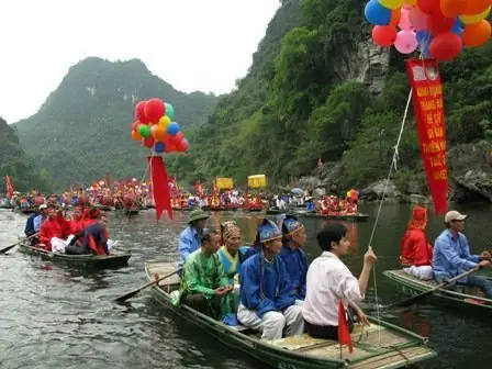 Tổng Hợp Văn Khấn Cúng Hà Bá (bà Cậu, Thủy Thần) Đầy Đủ: Lễ Triệu Hồn, Xuất Cúng, Hạ Lễ Chuẩn Phong Tục Tổng Hợp Văn Khấn Cúng Hà Bá (bà Cậu, Thủy Thần) Đầy Đủ: Lễ Triệu Hồn, Xuất Cúng, Hạ Lễ Chuẩn Phong Tục