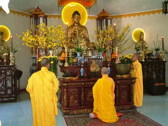 Văn Khấn Cúng Lễ Tam Bảo Tại Chùa: Bài Khấn Chuẩn Nhất, Đầy Đủ Và Đơn Giản Dễ Nhớ 2025