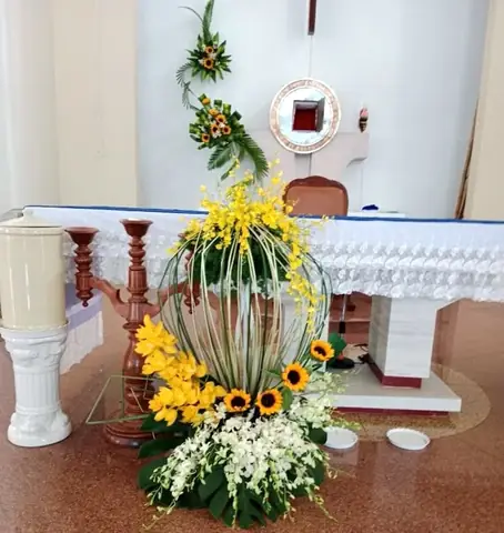 Hoa Cúng Bàn Cô Bàn Cậu Nên Chọn Loại Nào? Top Hoa Phù Hợp & Những Điều Kiêng Kỵ Cần Biết
