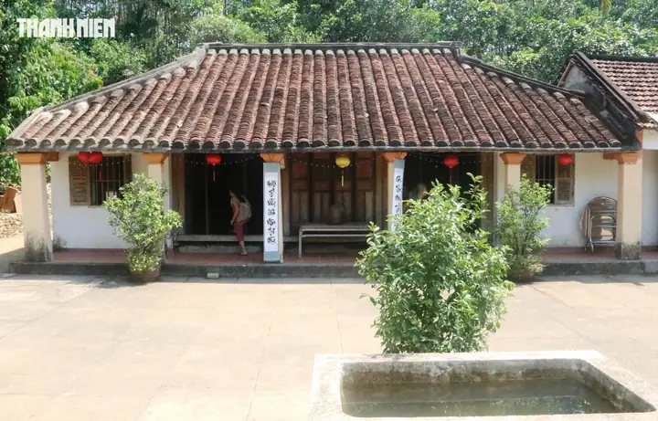 Bí Ẩn Bàn Cúng Xoay Trong Ngôi Nhà Gỗ 150 Năm Tại Quảng Nam Bí Ẩn Bàn Cúng Xoay Trong Ngôi Nhà Gỗ 150 Năm Tại Quảng Nam