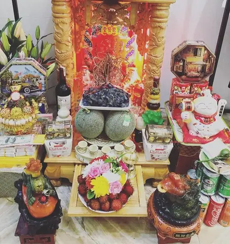 Hướng Dẫn Cách Bài Trí Bàn Thờ Thần Tài - Thổ Địa Chuẩn Phong Thủy, Đầy Đủ Lễ Vật & Văn Khấn 2025 Hướng Dẫn Cách Bài Trí Bàn Thờ Thần Tài - Thổ Địa Chuẩn Phong Thủy, Đầy Đủ Lễ Vật & Văn Khấn 2025