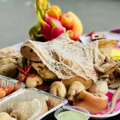 Cách Cúng Đầu Heo Chuẩn Chuẩn: Quy Trình Sơ Chế, Bày Mâm Và Ý Nghĩa Phong Tục Cách Cúng Đầu Heo Chuẩn Chuẩn: Quy Trình Sơ Chế, Bày Mâm Và Ý Nghĩa Phong Tục