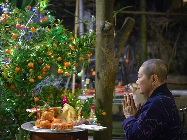 Hướng Dẫn Chi Tiết Cách Đứng Cúng Giao Thừa Ngoài Trời: Trình Tự, Hướng Vị Trí, Văn Khấn Và Bày Mâm Chuẩn Xác Hướng Dẫn Chi Tiết Cách Đứng Cúng Giao Thừa Ngoài Trời: Trình Tự, Hướng Vị Trí, Văn Khấn Và Bày Mâm Chuẩn Xác