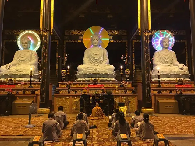 Hướng Dẫn Cách Thờ Cúng Tam Thế Phật Tại Gia Đúng Chuẩn, Chuẩn Bị Đồ Lễ Và Bố Trí Bàn Thờ Theo Phong Thủy Hướng Dẫn Cách Thờ Cúng Tam Thế Phật Tại Gia Đúng Chuẩn, Chuẩn Bị Đồ Lễ Và Bố Trí Bàn Thờ Theo Phong Thủy