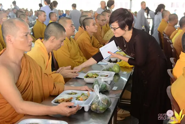 Chi Phí Cúng Trai Tăng Là Bao Nhiêu Và Cách Tính Hợp Lý Cho Người Mới