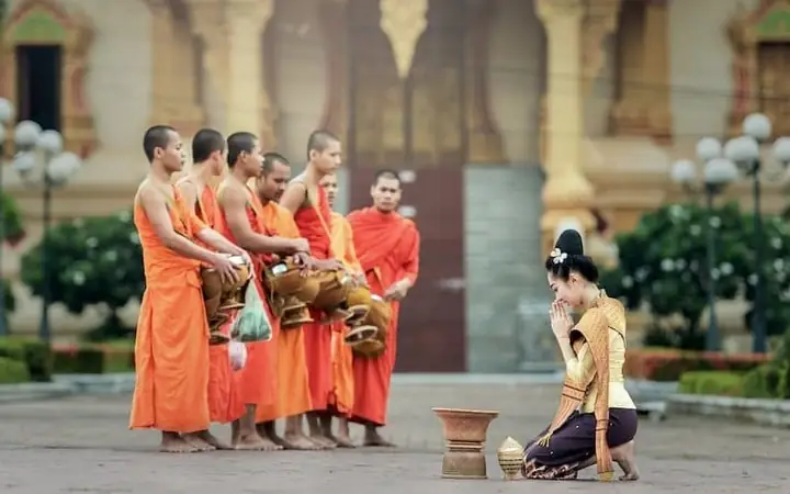 Công Đức Cúng Dường: Ý Nghĩa, Lợi Ích To Lớn & Cách Bố Thí Đúng Pháp Theo Kinh Phật