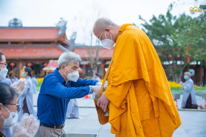 Cúng Dường Chùa Ba Vàng Là Gì? Ý Nghĩa, Quy Trình Và Lưu Ý Dành Cho Phật Tử Cúng Dường Chùa Ba Vàng Là Gì? Ý Nghĩa, Quy Trình Và Lưu Ý Dành Cho Phật Tử