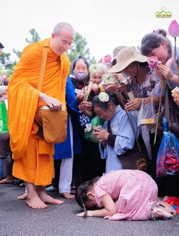Cúng Dường Chùa Ba Vàng Là Gì? Ý Nghĩa, Quy Trình Và Lưu Ý Dành Cho Phật Tử Cúng Dường Chùa Ba Vàng Là Gì? Ý Nghĩa, Quy Trình Và Lưu Ý Dành Cho Phật Tử